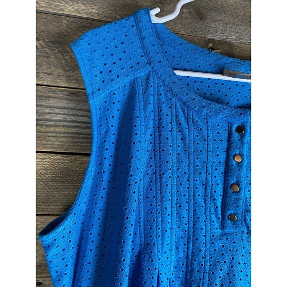 Avenue Women's Plus Sz 18/20 Blue Sleeveless Eyelet 1/4 Button Layered Top - Picture 2 of 12
